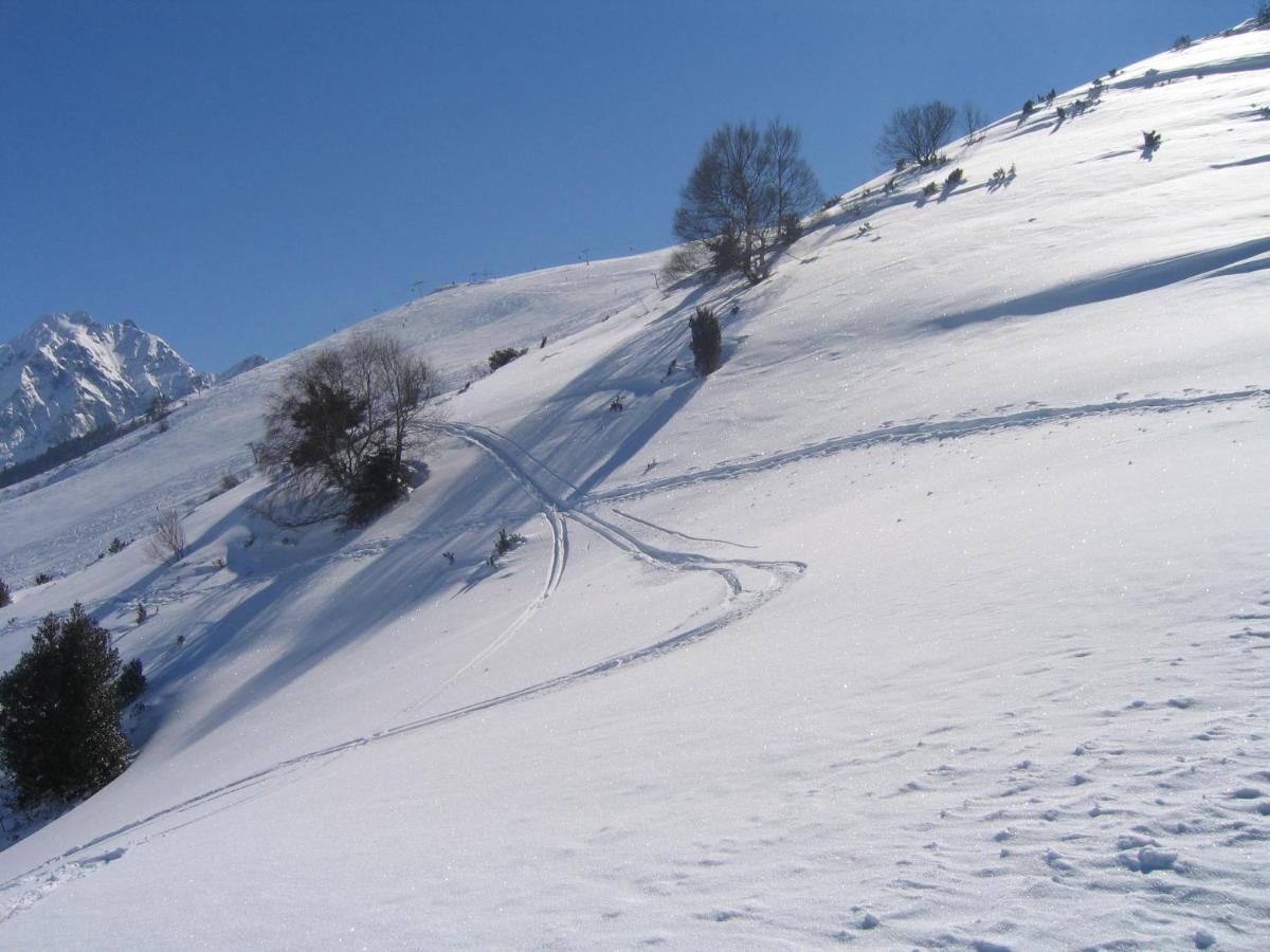 Agréable T2 idéalement situé au coeur de SaintLary Extérieur photo